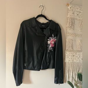 ❤️SOLD❤️Plus Size Torrid Faux Leather Jacket - black with floral designs-size 2X